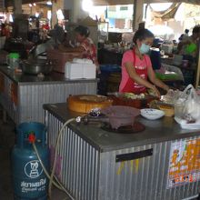 野菜や肉類を調理して、その場で商品として販売している店です。