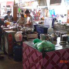 果物をジュースにして、氷を加えて販売している店です。