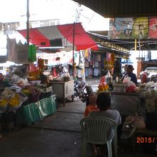 生花や花を輪にして販売している店です。いろいろな花があります