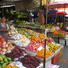 果物を販売している店です。いろいろな果物が売られています。