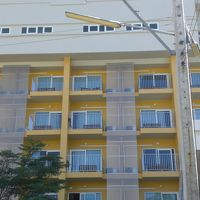 グランドベラホテルの標識とホテルの外観です。明るい感じです。