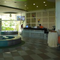 グランドベラホテルのフロントの様子です。広く明るい感じです。