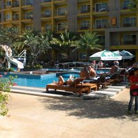 グランドベラホテルのフロント奥には、青い色のプールがあります