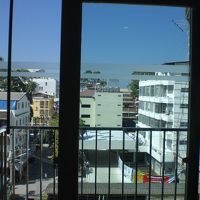 窓からは、隣にあるパタヤメモリアル病院が見えます。西側です。