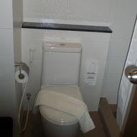 バスルームのトイレの様子です。綺麗な感じで気持ちが良いです。