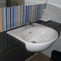 バスルームの広い洗面台です。清潔です。