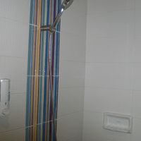 バスルームのシャワーの様子です。広くて明るいです。