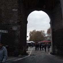 ポルテーゼ門から伸びる通りに市がたちます