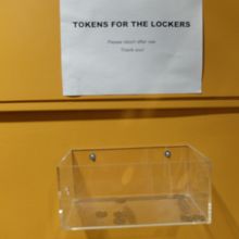 コインロッカーに10NOK硬貨の代わりにトークンおいてある