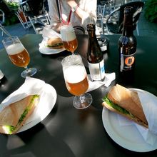 外の光の中で昼食