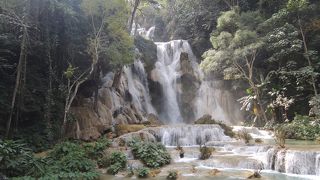 ルアンパバーン郊外のクァンシーの滝