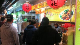 大学生でにぎわう夜市