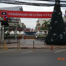 ビエンチャンのナンプ広場入口の様子です。あまり広くありません