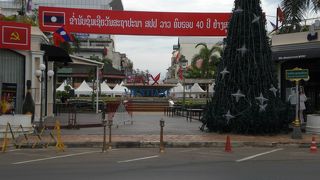 ナンプ広場は、ビエンチャンの観光名所で、噴水が有名だそうです。