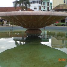 ナンプ広場の噴水の池の様子です。朝方は、噴水も休みのようです