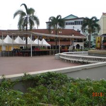 ナンプ広場の噴水周辺の様子です。オープンテラスの店が多いです