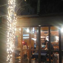 京橋川沿い、稲荷大橋の脇にあります