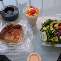 中庭のファーマーズマーケットで朝食購入