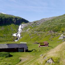 つづら折りと滝