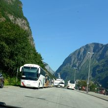 Gudvangenのフェリーの横の道