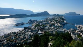 晴れたら絶対，曇っていても町が見えるようなら行ったほうがいい．ぜったいおすすめ！島々の絶景