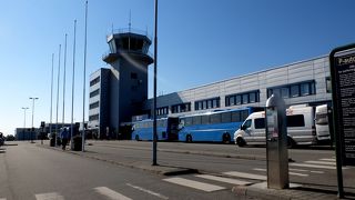 レンタカーは借りやすい空港　タクシーも便利　出発時のカフェなども充実