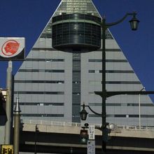 三角が目をひく外観です