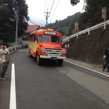 トラディショナルなバスが走っています。
