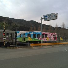 店の前に2両編成の電車が走っていました