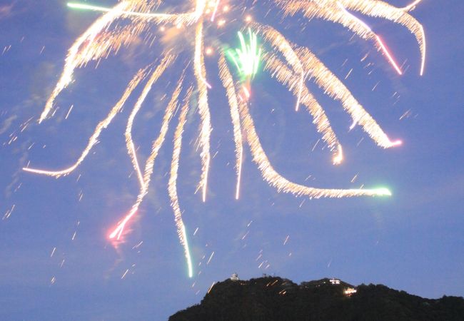 ■金華山にこだまする開く花火の大迫力