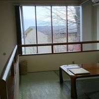 メゾネットの和室です。左の階段下にベッドがあります。眺めの半