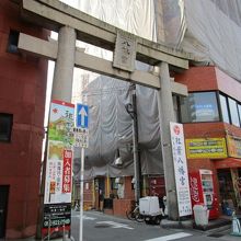 大通りにあるこの鳥居から入ります