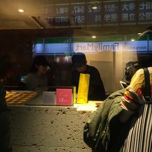 ガラス張りの外観