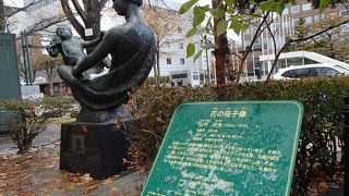 花の母子像でございます