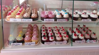 ガーリーな空間でカップケーキ