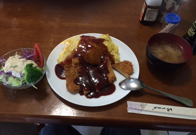 美味しく昼食をいただいています。