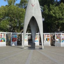 平和記念公園内、元安橋の近くにあります