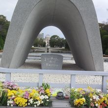 「安らかに眠って下さい 過ちは繰返しませぬから」