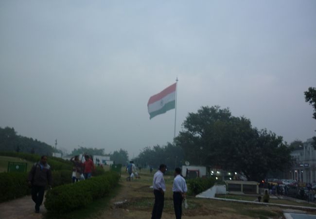 大きなインド国旗が翻る