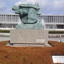 平和大通沿いにある「嵐の中の母子像」