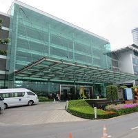 空港からのシャトルバスは、こちら正面玄関に到着します