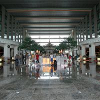 広〜いアトリウムのロビー、左右に宿泊棟があります