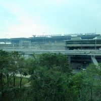 そしてカーテンを開ければ…窓いっぱいに空港ターミナルビル