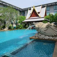 なかなかに立派なプールがありました