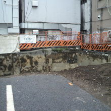 泰明通りの空き地には、基礎でしょうか、穴が空けられています。