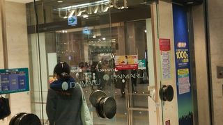 駅前の百貨店
