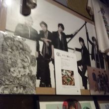 「嵐」のポスターや書籍が多数。