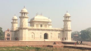 コンパクトだが美しい廟