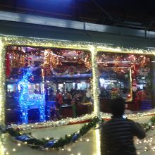 イブの夜、広島駅電停に停車中のイルミネーション車両