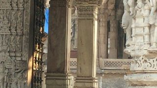 彫刻が美しい白亜の寺院